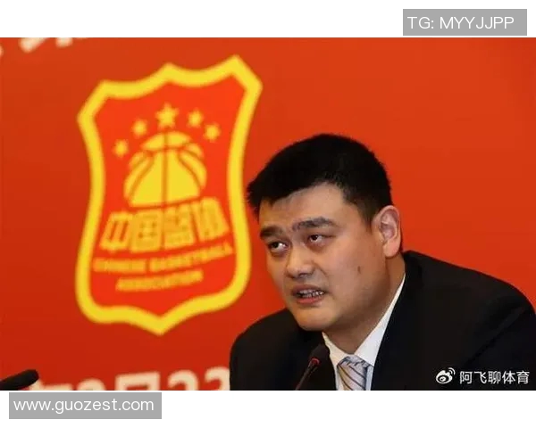 姚明抛高球展现篮球魅力引发全场热烈反响与球迷激情共鸣 姚明抛高球展现篮球魅力引发全场热烈反响与球迷激情共鸣