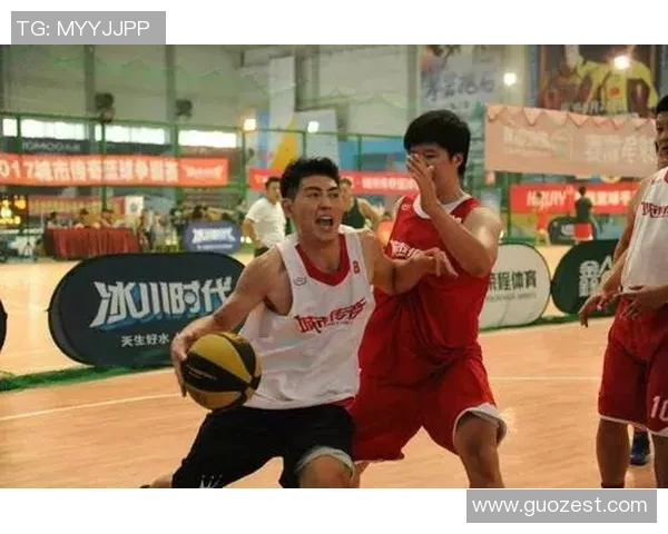 鲨鱼与姚明的巅峰对决谁能胜出篮球场上的传奇之战 鲨鱼与姚明的巅峰对决谁能胜出篮球场上的传奇之战