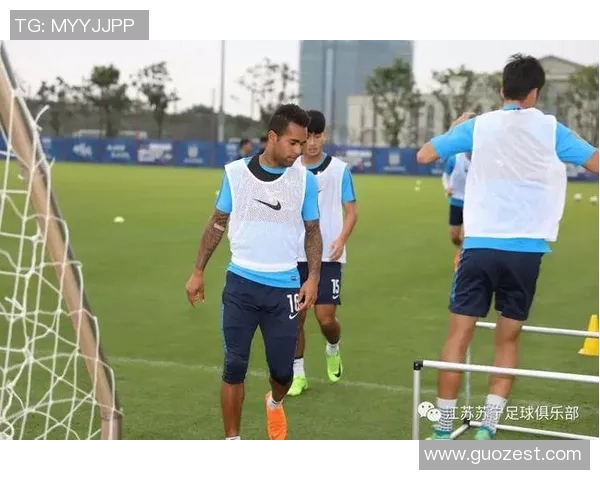 足球明星水娃高清图片欣赏展现其运动魅力与青春活力