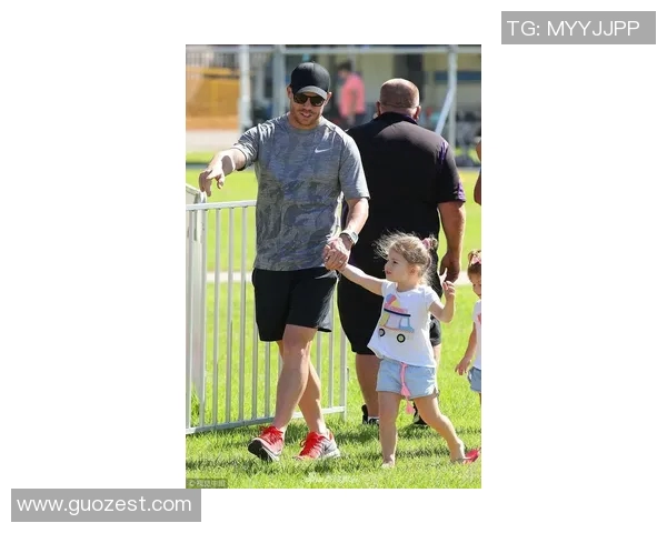 足球明星亲自接孩子放学展现温馨父爱与家庭幸福时光 足球明星亲自接孩子放学展现温馨父爱与家庭幸福时光