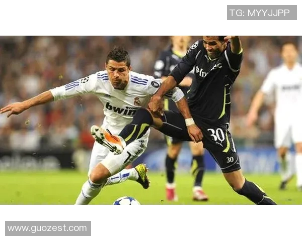 足球明星侧面雕刻艺术作品展现运动之美与激情的完美结合 足球明星侧面雕刻艺术作品展现运动之美与激情的完美结合