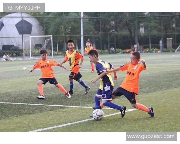 足球明星送上祝福愿你在生活中如球场上般勇往直前追逐梦想