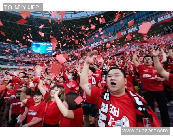 球迷与足球明星亲密合影瞬间记录热爱与激情的美好时刻